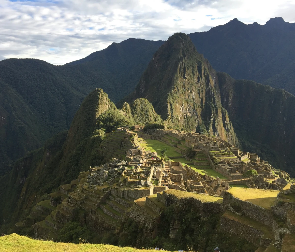 Machu Picchu i Peru med inkabyens ruiner og bjerget Huayna Picchu i baggrunden